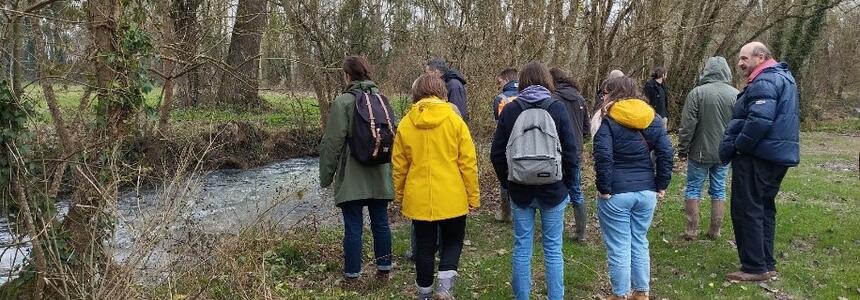 L'équipe scientifique est en sortie dans le marais poitevin